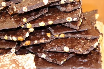 Plusieurs carrés de chocolats aux noisettes posés les uns sur les autres