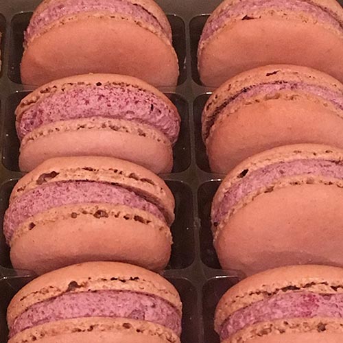 Petit macaron cassis