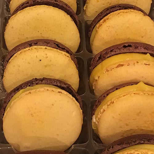 Petit macaron chocolat passion