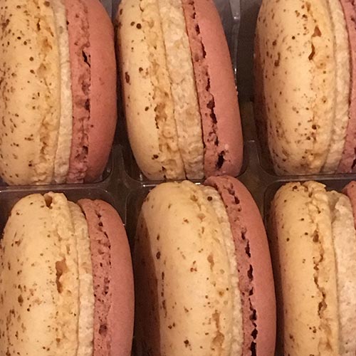 Petit macaron cassis marron